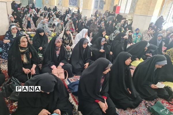 غبار روبی مزار شهدا در آستانه روز دانش‌آموز در مصلی کرج