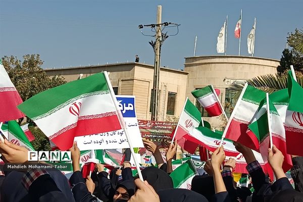 حضور پرشور دانش‌آموزان شیرازی در یوم الله ۱۳ آبان