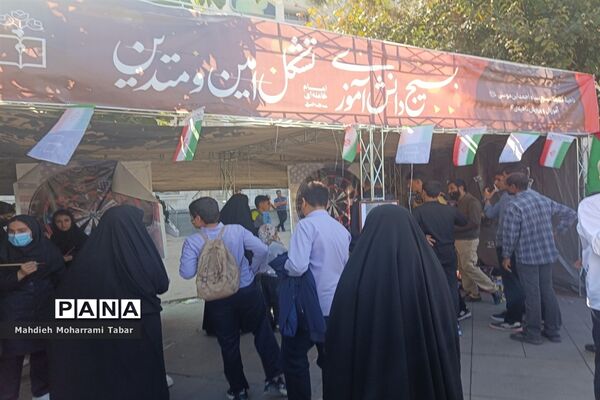 حضور پرشور دانش‌آموزان شیرازی در یوم الله ۱۳ آبان