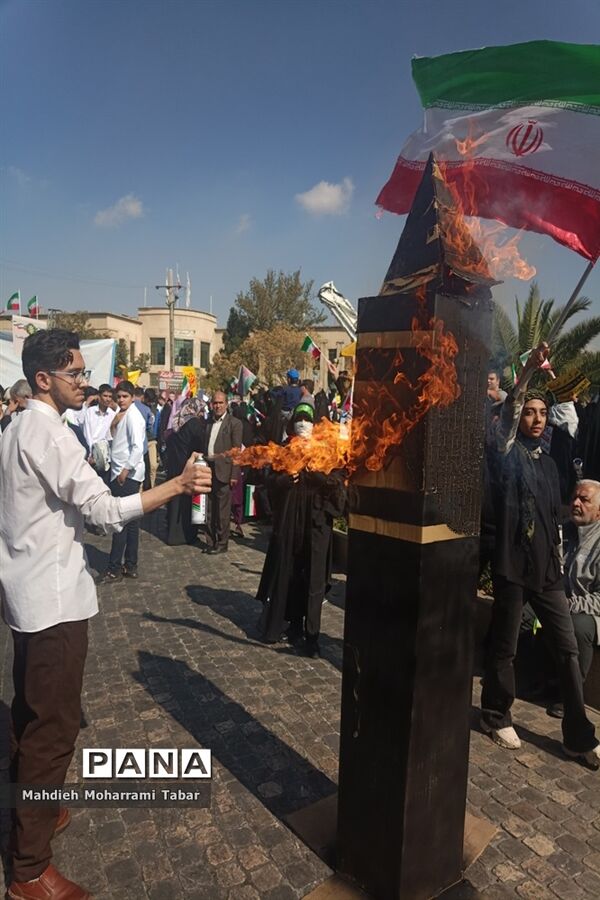 حضور پرشور دانش‌آموزان شیرازی در یوم الله ۱۳ آبان