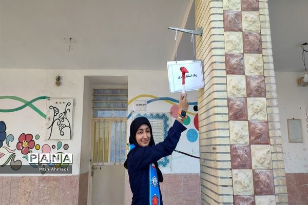 مشت محکم دانش‌آموزان بر دهان استکبار