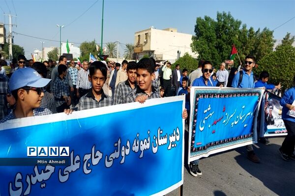 مشت محکم دانش‌آموزان بر دهان استکبار