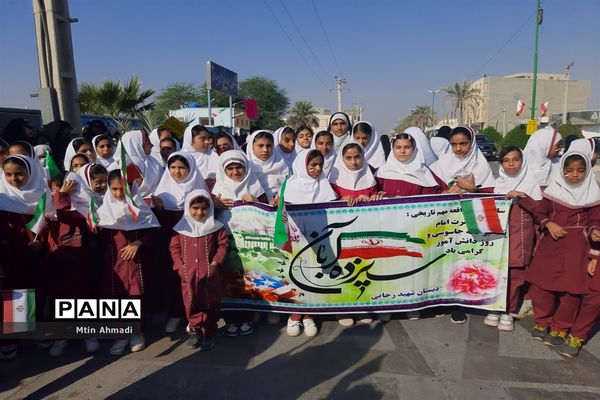 مشت محکم دانش‌آموزان بر دهان استکبار