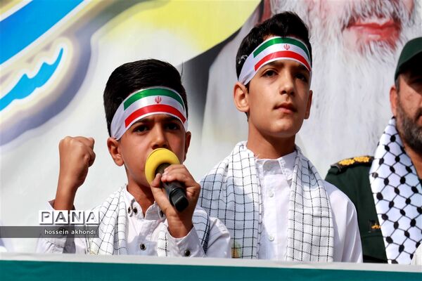 خروش دانش‌آموزان میبدی در راهپیمایی 13 آبان و طنین انداز شدن شعار مرگ بر اسرائیل