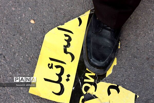 خروش دانش‌آموزان میبدی در راهپیمایی 13 آبان و طنین انداز شدن شعار مرگ بر اسرائیل
