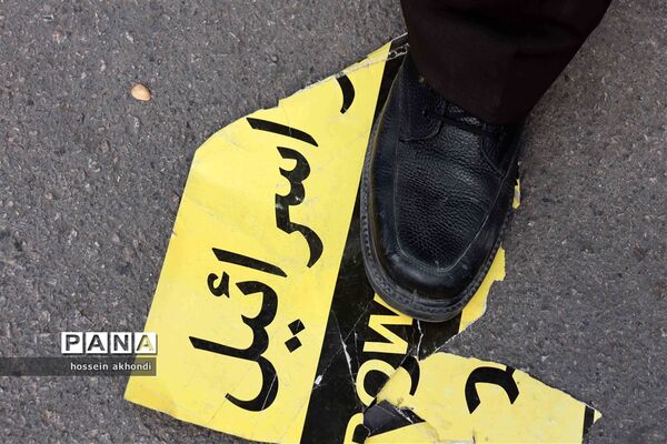 خروش دانش‌آموزان میبدی در راهپیمایی 13 آبان و طنین انداز شدن شعار مرگ بر اسرائیل