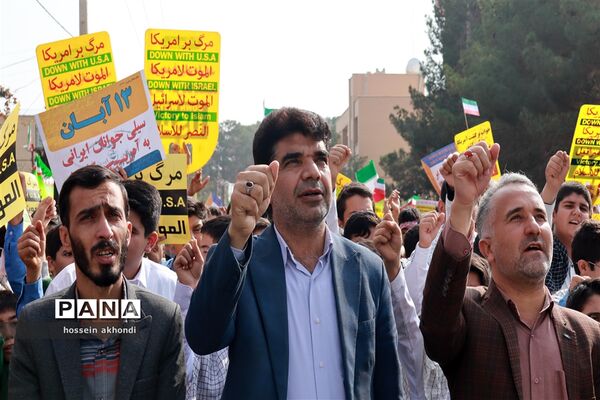 خروش دانش‌آموزان میبدی در راهپیمایی 13 آبان و طنین انداز شدن شعار مرگ بر اسرائیل