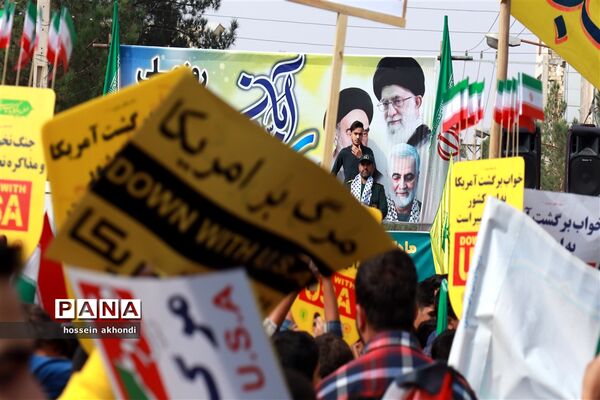 خروش دانش‌آموزان میبدی در راهپیمایی 13 آبان و طنین انداز شدن شعار مرگ بر اسرائیل