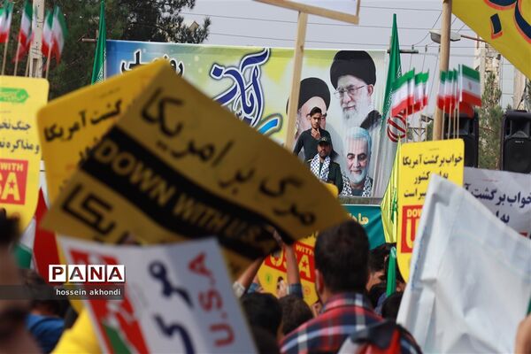 خروش دانش‌آموزان میبدی در راهپیمایی 13 آبان و طنین انداز شدن شعار مرگ بر اسرائیل