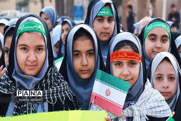 خروش دانش‌آموزان میبدی در راهپیمایی 13 آبان و طنین انداز شدن شعار مرگ بر اسرائیل