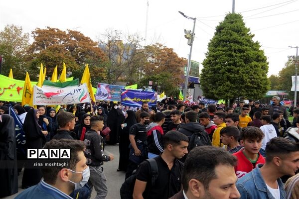 حضور مردم و دانش‌آموزان شهرستان بجنورد در راهپیمایی 13 آبان ماه