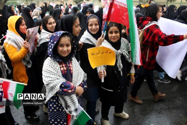 راهپیمایی روز دانش‌آموز در ناحیه یک بهارستان