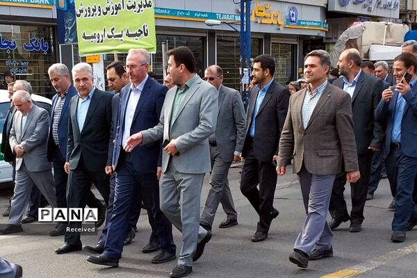 حضور پرشور فرهنگیان و دانش‌آموزان آذربایجان غربی در راهپیمایی 13 آبان