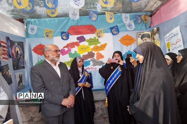 بازدید مدیر‌کل آموزش و پرورش استان خراسان جنوبی از غرفه تشکل‌های دانش‌آموزی