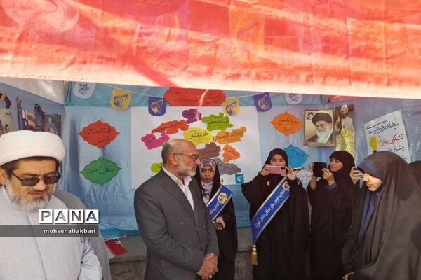 بازدید مدیر‌کل آموزش و پرورش استان خراسان جنوبی از غرفه تشکل‌های دانش‌آموزی