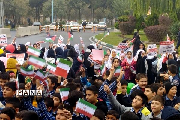 حضور پرشور دانش‌آموزان در راهپیمایی یوم الله سیزده آبان ناحیه 2 ری