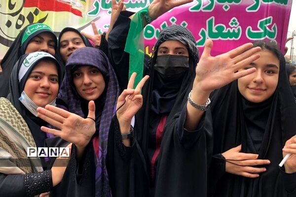 حضور پرشور دانش‌آموزان در راهپیمایی یوم الله سیزده آبان ناحیه 2 ری