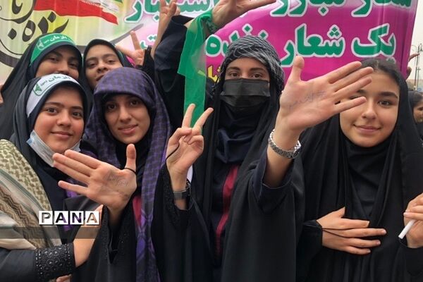 حضور پرشور دانش‌آموزان در راهپیمایی یوم الله سیزده آبان ناحیه 2 ری