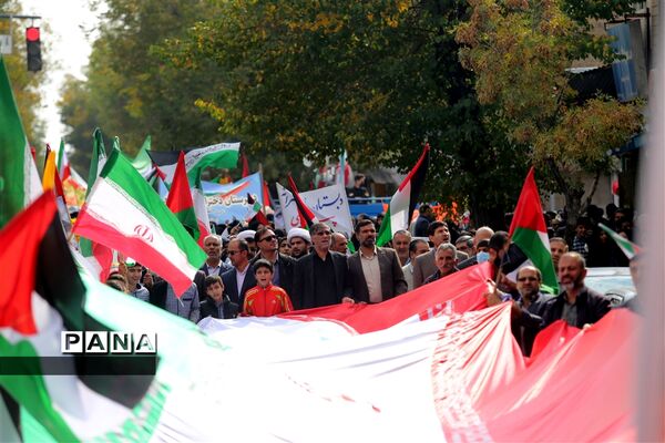 حضور دانش‌آموزان در راهپیمایی سیزده آبان ماه