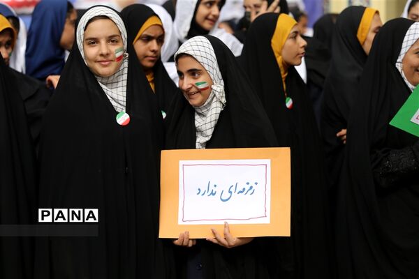 حضور دانش‌آموزان در راهپیمایی سیزده آبان ماه
