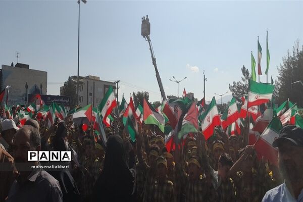 حضور پرشور دانش‌آموزان شهرستان بیرجند در راهپیمایی 13 آبان