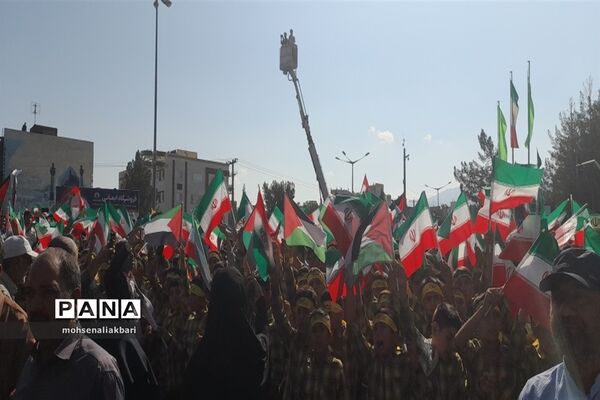 حضور پرشور دانش‌آموزان شهرستان بیرجند در راهپیمایی 13 آبان