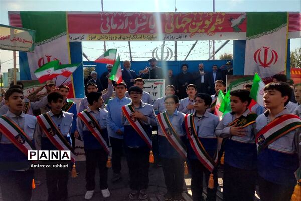 راهپیمایی  دانش‌آموزان میانه به‌مناسبت ۱۳ آبان