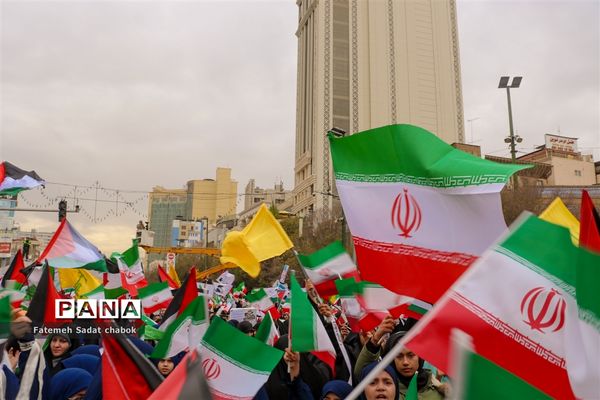 حضور پرشور مردم و دانش‌آموزان مشهد در یوم الله ۱۳ آبان