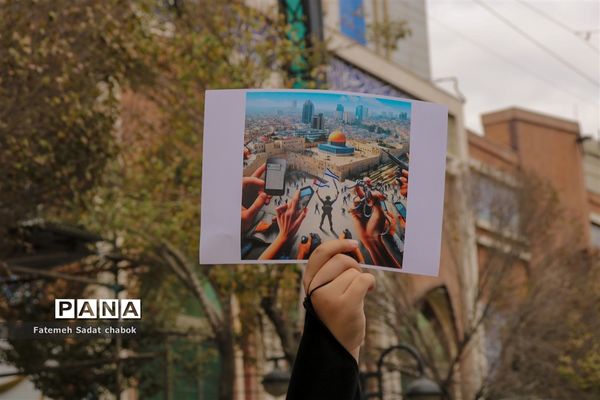 حضور پرشور مردم و دانش‌آموزان مشهد در یوم الله ۱۳ آبان