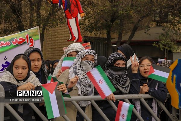 حضور پرشور مردم و دانش‌آموزان مشهد در یوم الله ۱۳ آبان