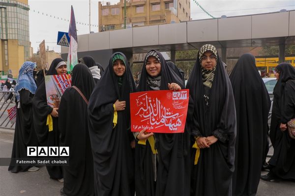 حضور پرشور مردم و دانش‌آموزان مشهد در یوم الله ۱۳ آبان