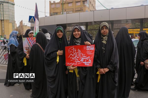 حضور پرشور مردم و دانش‌آموزان مشهد در یوم الله ۱۳ آبان