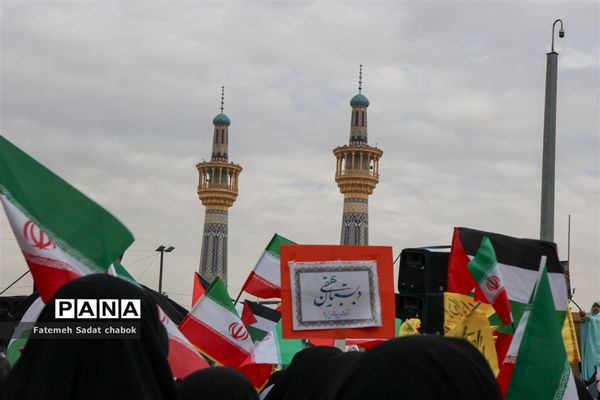 حضور پرشور مردم و دانش‌آموزان مشهد در یوم الله ۱۳ آبان