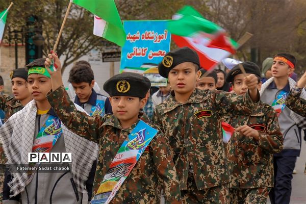 حضور پرشور مردم و دانش‌آموزان مشهد در یوم الله ۱۳ آبان