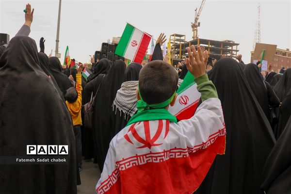 حضور پرشور مردم و دانش‌آموزان مشهد در یوم الله ۱۳ آبان