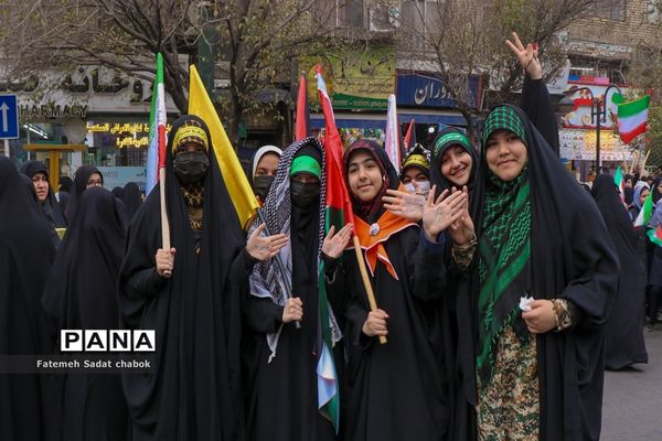 حضور پرشور مردم و دانش‌آموزان مشهد در یوم الله ۱۳ آبان