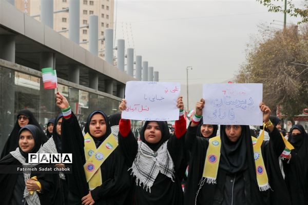 حضور پرشور مردم و دانش‌آموزان مشهد در یوم الله ۱۳ آبان