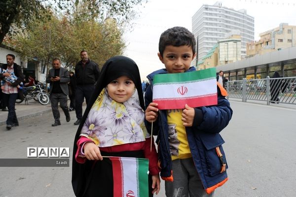 حضور پرشور دانش‌آموزان در راهپیمایی 13 آبان