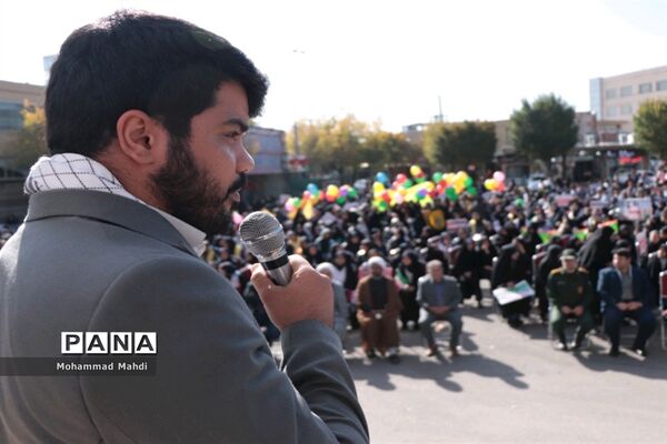 راهپیمایی مردم آباده درگرامیداشت روز دانش‌آموز