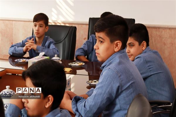 دیدار اعضای شوراهای دانش‌آموزی آموزشگاه دانش صدرا با مدیر آموزش و پرورش میبد