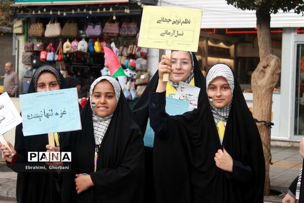 حضور گسترده مشهدی‌ها در راهپیمایی ۱۳ آبان
