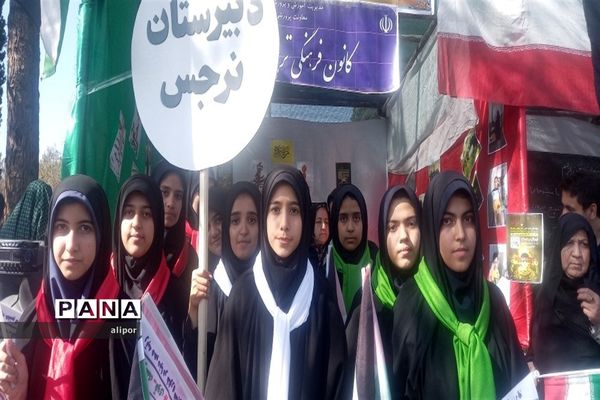 حضور پر شور دانش آموزان دختر خراسان جنوبی  در راهپیمایی 13 آبان