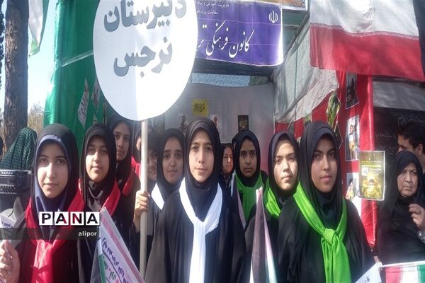 حضور پر شور دانش آموزان دختر خراسان جنوبی  در راهپیمایی 13 آبان