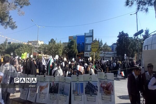حضور پر شور دانش آموزان دختر خراسان جنوبی  در راهپیمایی 13 آبان