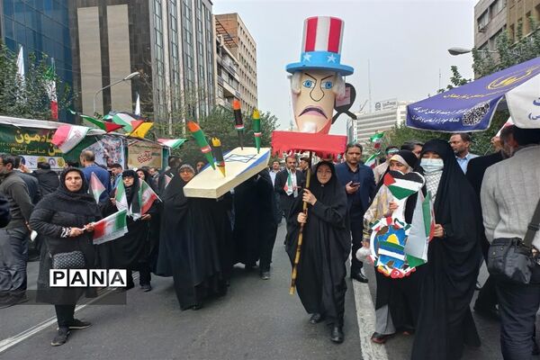 راهپیمایی ۱۳ آبان در حمایت از مردم غزه در هوای بارانی