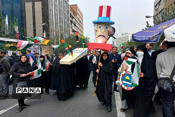 راهپیمایی ۱۳ آبان در حمایت از مردم غزه در هوای بارانی