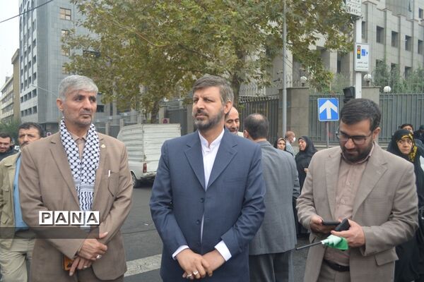راهپیمایی ۱۳ آبان در حمایت از مردم غزه در هوای بارانی