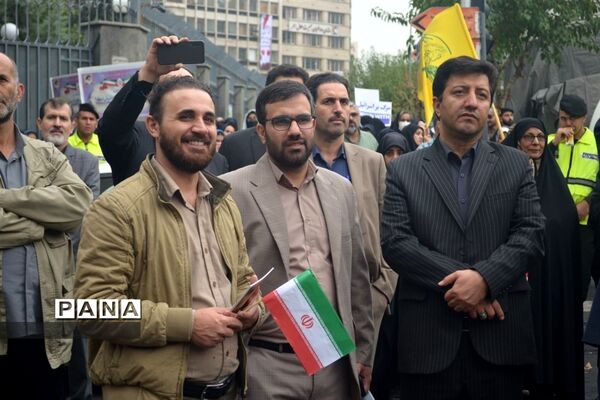 راهپیمایی ۱۳ آبان در حمایت از مردم غزه در هوای بارانی
