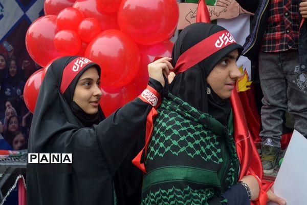 راهپیمایی ۱۳ آبان در حمایت از مردم غزه در هوای بارانی