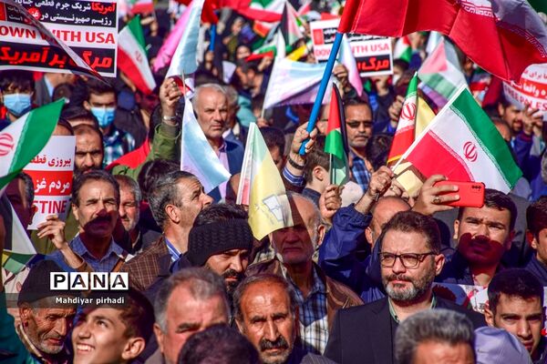 حضور پرشور دانش‌آموزان در راهپیمایی ۱۳ آبان شهر اراک